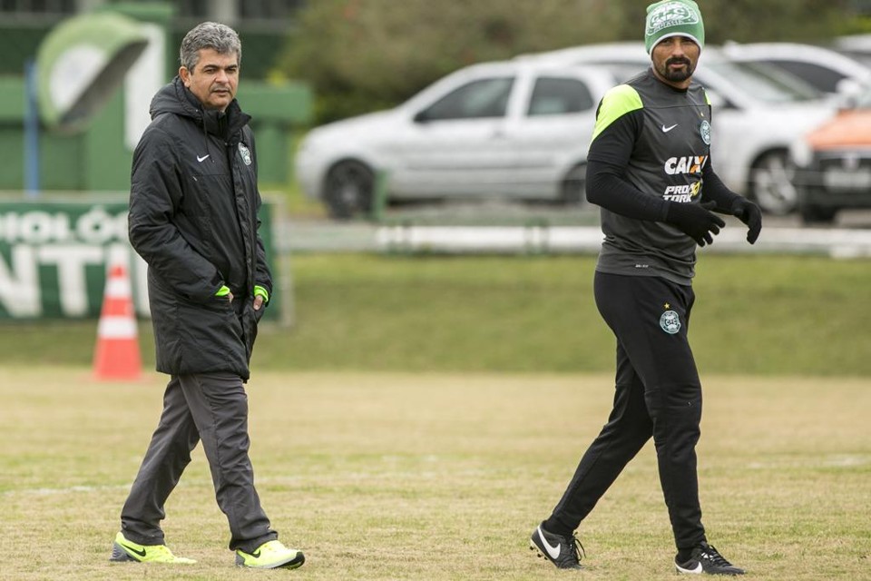 Leandro Silva com o técnico Ney Franco: zagueiro admite falhas na defesa do Coritiba. | Marcelo Andrade/Gazeta do Povo