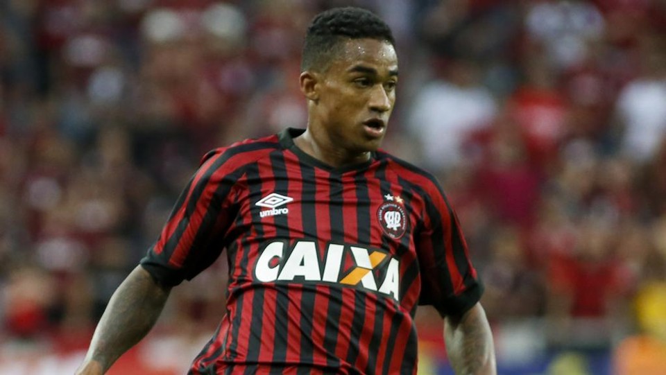 Lateral Eduardo confia que Atlético pode ir longe no Brasileirão, mas prega cautela. | Henry Milleo/Gazeta do Povo