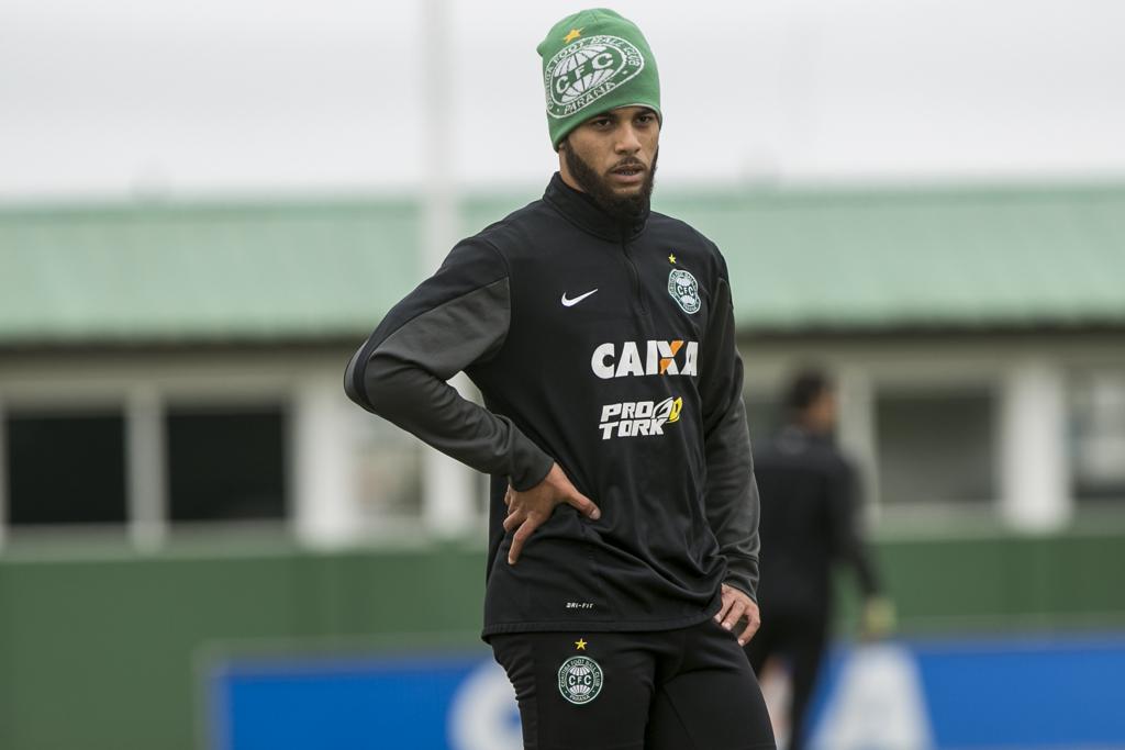 Há quatro jogos, Henrique é o titular da lateral esquerda do Coxa. | Marcelo Andrade/Gazeta do Povo