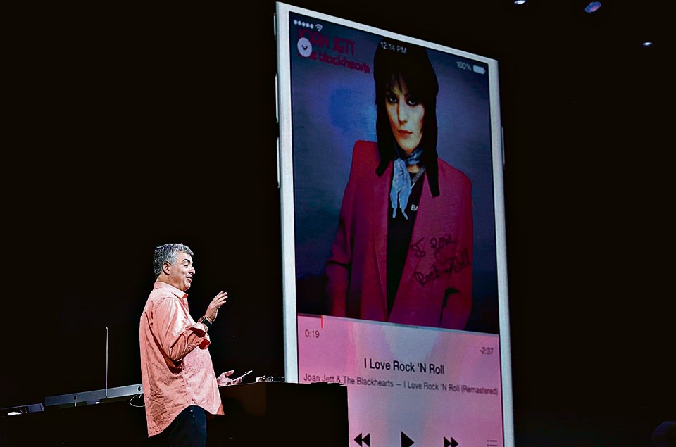 Eddy Cue, vice-presidente da Apple, na apresentação do Music: serviço é fruto da aquisição da Beats. | Robert Galbraith/Reuters