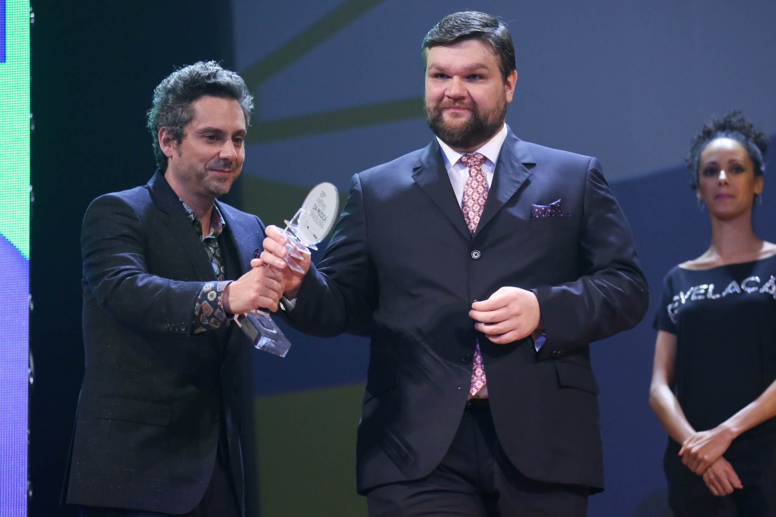 Luiz Pozzi recebe o prêmio das mãos do também paranaense Alexandre Nero | Roberto Filho/Divulgacão