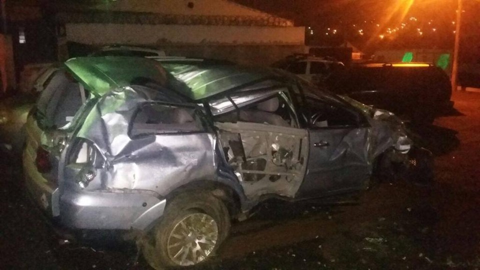 Carro roubado na Vila Hauer ficou completamente destruído após fuga frustrada | Divulgação/Polícia Rodoviária Federal