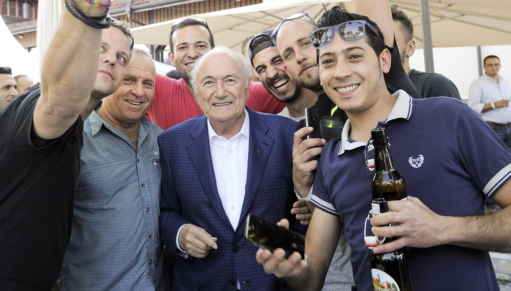 Joseph Blatter faz selfie com operários que trabalharam em obra na sede da Fifa nesta sexta-feira: dirigente garante que não renunciou. | KURT SCHORRER/REUTERS