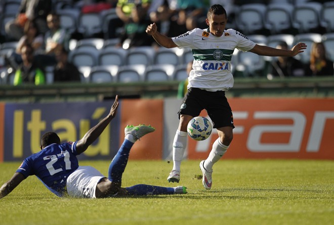 Esquerdinha deixa Manoel no chão na disputa pela bola. | Jonathan Campos/Gazeta do Povo