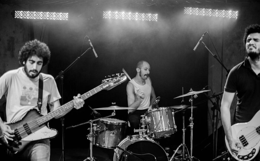 Trio de rock instrumental está com pegada eletrônica em novo disco. | Vinicius Grosbelli/Tudooquevoceve/Divulgação