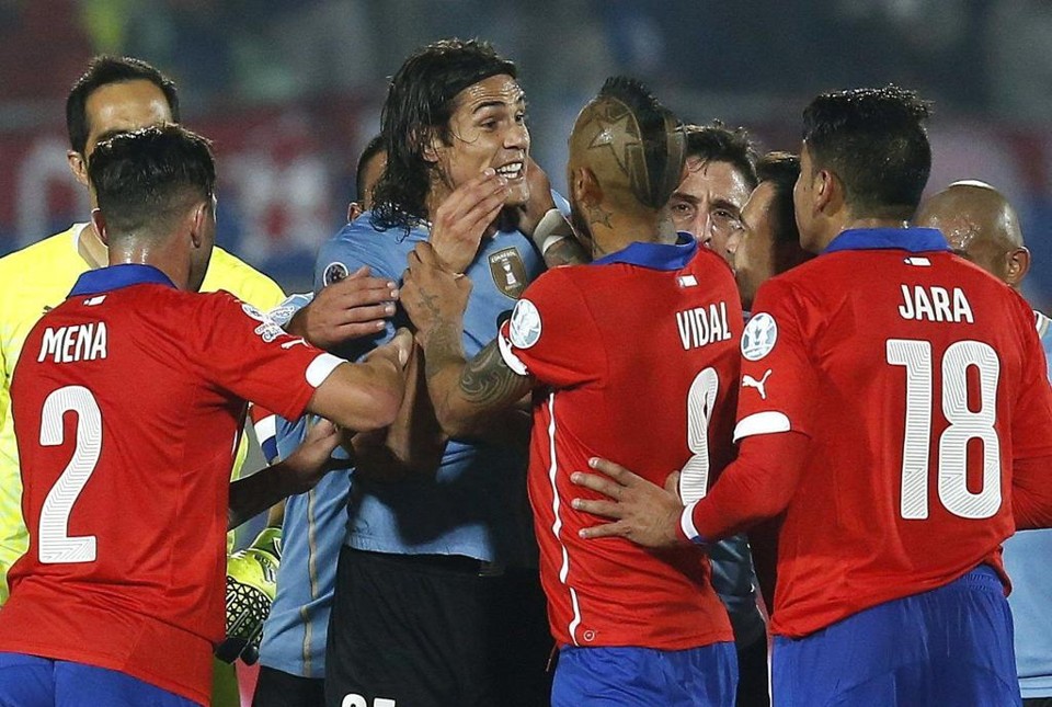 Lateral direito chileno provocou a expulsão do atacante uruguaio em partida que o Chile depois venceu por 1 a 0. | Kiko Huesca/EFE