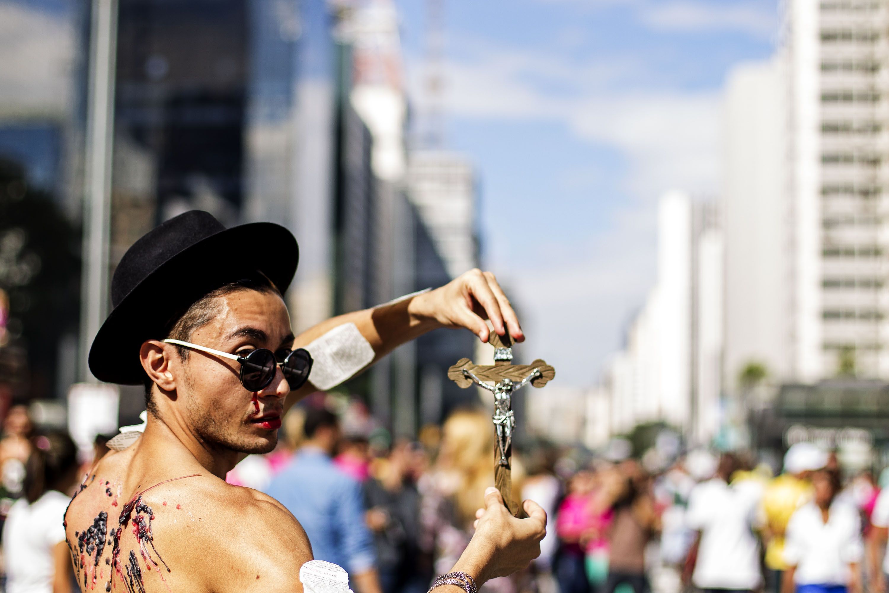 Além da encenação de uma crucificação, alguns manifestantes fizeram outros atos com símbolos religiosos | LEO PINHEIRO/Fotos Públicas