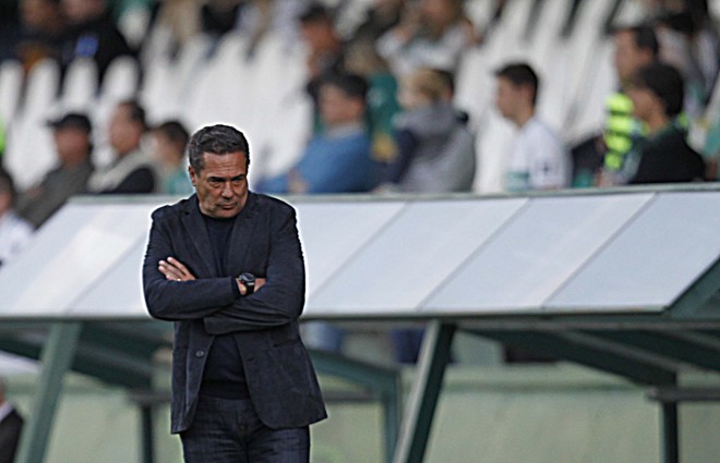 Time de Vanderlei Luxemburgo sai da partida em 14º lugar, com apenas 3 vitórias no campeonato. | Jonathan Campos/Gazeta do Povo