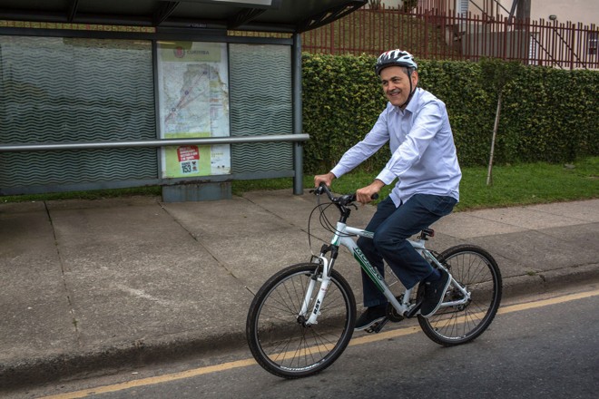 Gustavo Fruet o a ida para a prefeitura de Curitiba de bicicleta. | Maurilio Cheli/SMCS