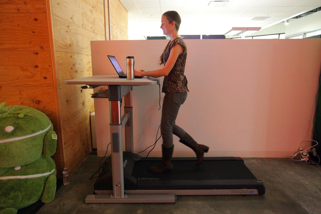 Capacidade de cálculo e digitação fica prejudicada quando mesas de trabalho são equipadas com esteiras, mostra estudo | Jim Wilson/The New York Times