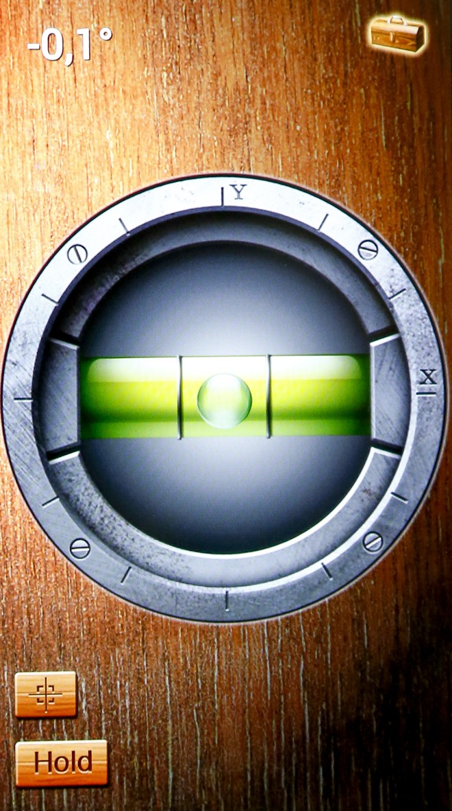 iHandy Level - Gratuito para os sistemas Android e iOS, o aplicativo funciona como um prumo digital. Ao mostrar na tela a bolha de ar e os dois traços verticais, o app faz o celular funcionar como a tradicional ferramenta de nível, auxiliando o usuário em tarefas como pendurar quadros e instalar prateleiras. Quando a bolha fica bem no centro das duas marcas, significa que a superfície está plana. Antes de utilizar o app é preciso calibrá-lo. | Hugo Harada/Gazeta do Povo