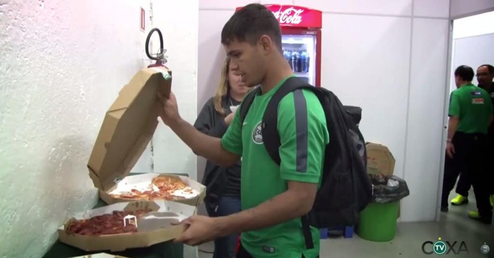 No caminho do vestiário para o alojamento, Evandro se lembra dos colegas que dividem com ele o sonho de jogar futebol. | Reprodução/TV Coxa