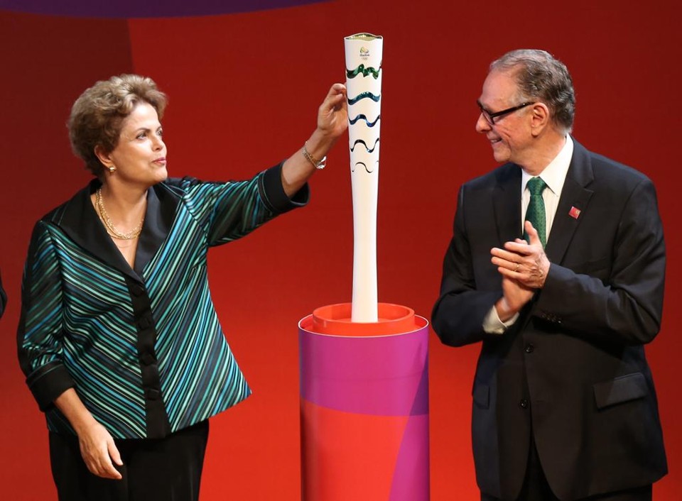 A presidente Dilma Rousseff e o presidente do Comitê Organizador, Carlos Arthur Nuzman, ao lado da tocha olímpica da Rio-2016. | Lula Marques/Agência PT