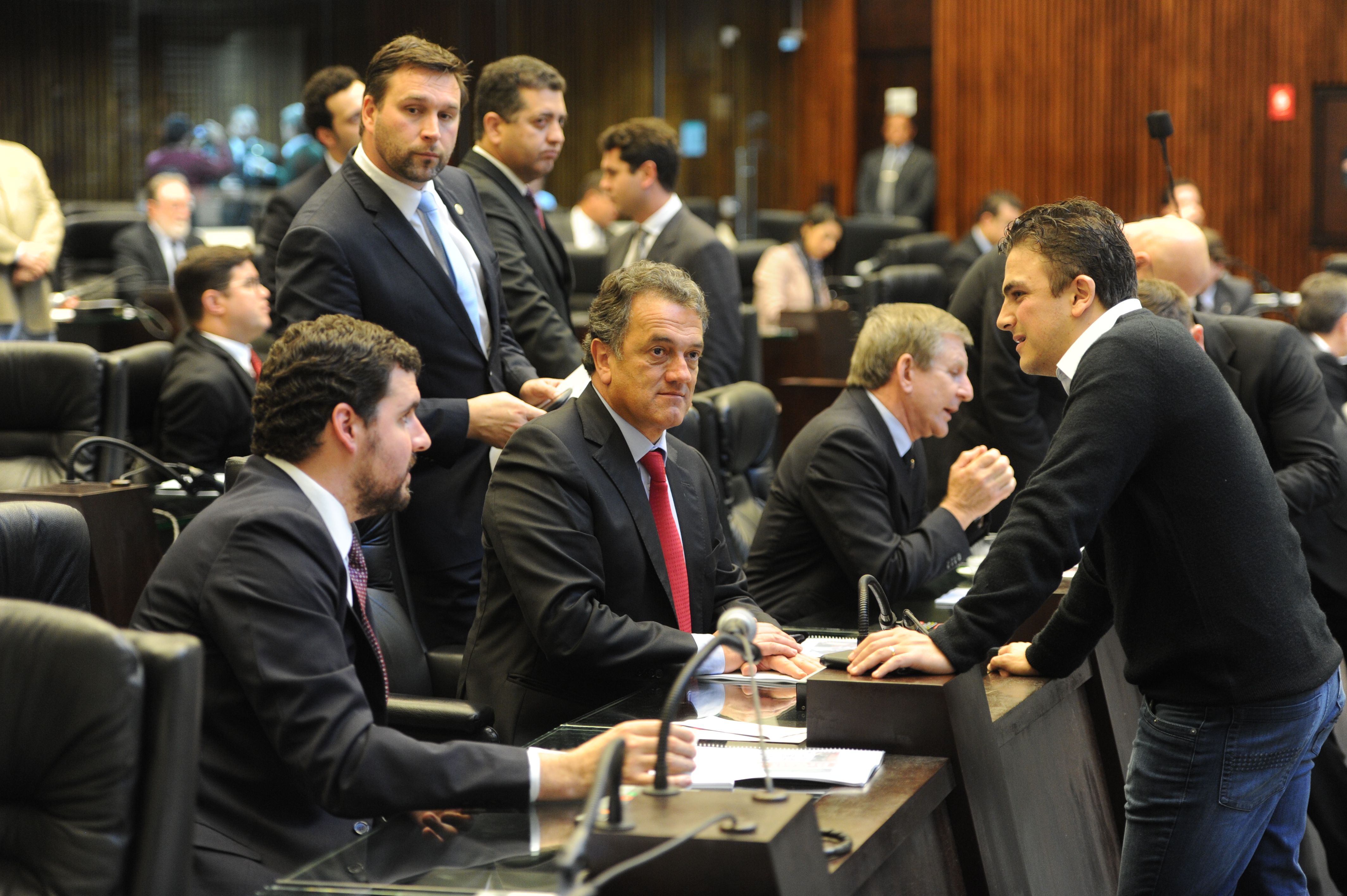 O deputado federal Aliel Machado (dir.) esteve na Assembleia e criticou a renovação do pedágio. | Pedro Oliveira/Alep