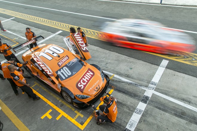 O Peugeut de Felipe Lapenna quase pronto para deixar os boxes. | Marcelo Andrade/Gazeta do Povo
