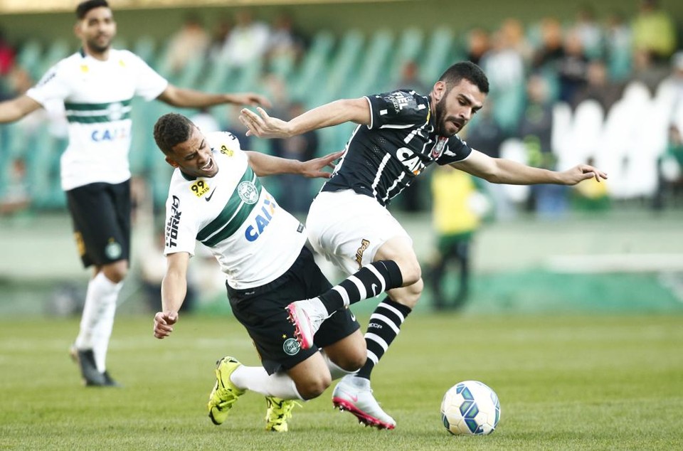Juninho foi firme na marcação e mereceu elogios de Ney Franco. | Hugo Harada/Gazeta do Povo