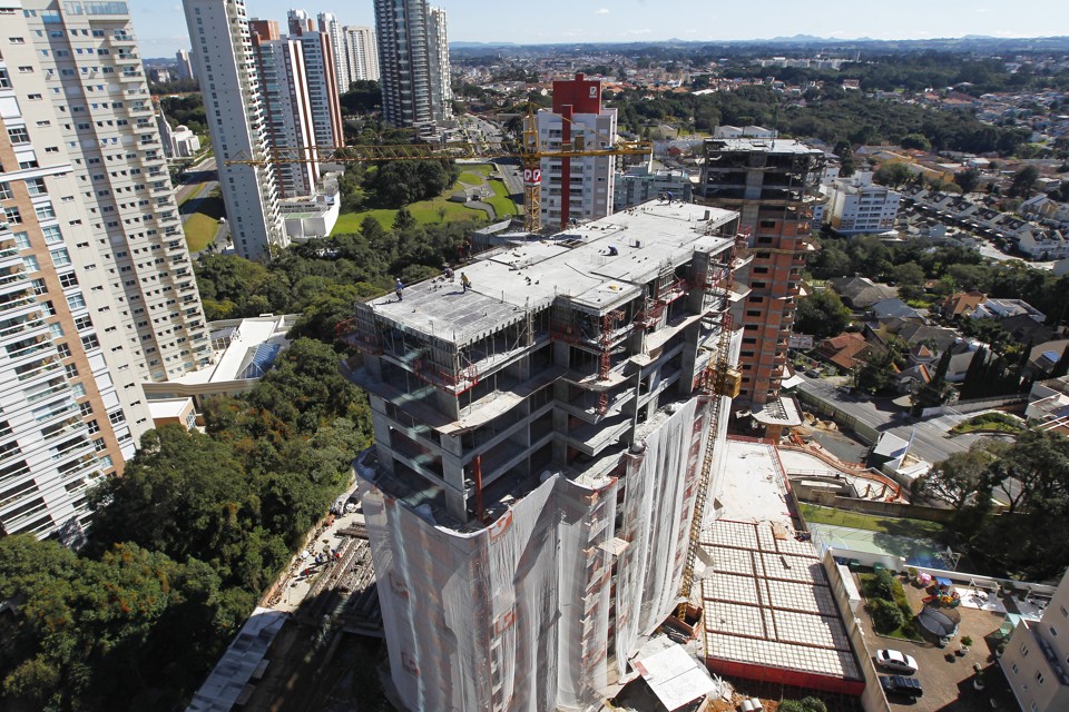 Redução do número de lançamentos e alta das vendas contribuíram para reduzir o estoque. | Antônio More/Gazeta do Povo