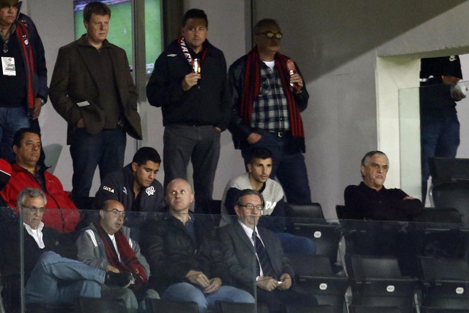 O argentino Lucas Mugni, de blusa cinza, acompanhou o jogo na Baixada. Ele está próximo de ser confirmado como reforço do Atlético. | Foto: Albari Rosa/Gazeta do Povo