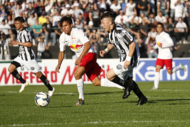 Ex-paranista Rossi puxa o contra-ataque do Opera´io contra o Red Bull. | Josue Teixeira/Gazeta do Povo