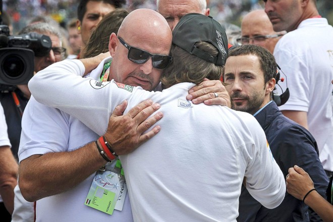 O espanhol Fernando Alonso abraça Phillipe Bianchi no grid, sob o olhar de Nicolas Todt, ex-empresário de Jules Bianchi, | ZSOLT CZEGLEDI/EFE