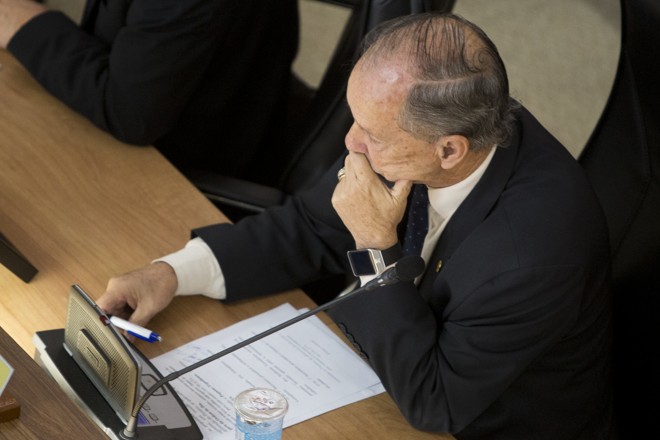 É dada a largada: Aílton Araújo (PSC), presidente da Câmara, concentrado na abertura de mais uma sessão. | Henry Milleo/Gazeta do Povo