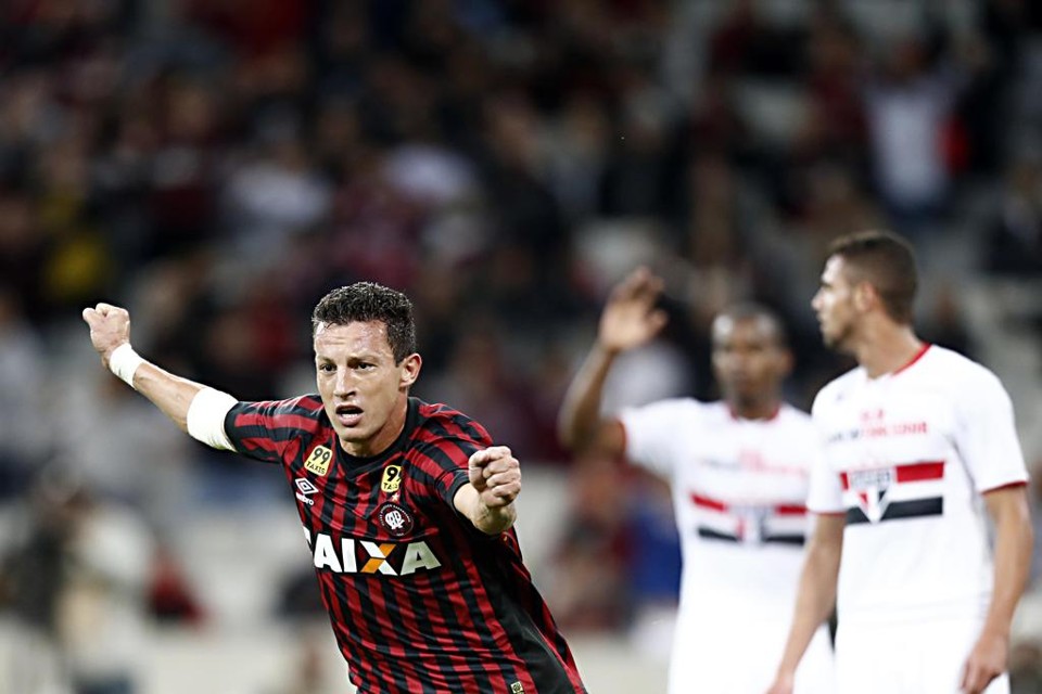 Gustavo comemora o primeiro gol do Atlético na Baixada. | Albari Rosa/Gazeta do Povo