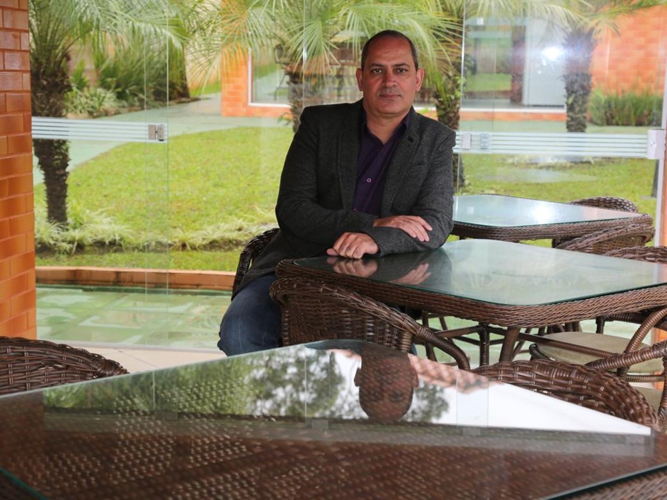 O advogado Josias Pereira Rosa aluga seu apartamento, em Curitiba, pelo site Airbnb. Dinheiro é usado para comprar itens domésticos. | Ivonaldo Alexandre/Gazeta do Povo