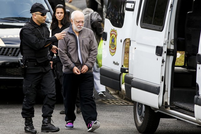 O ex-diretor da Odebrecht, Alexandrino Alencar é conduzido à van da PF | Brunno Covello/Gazeta do Povo