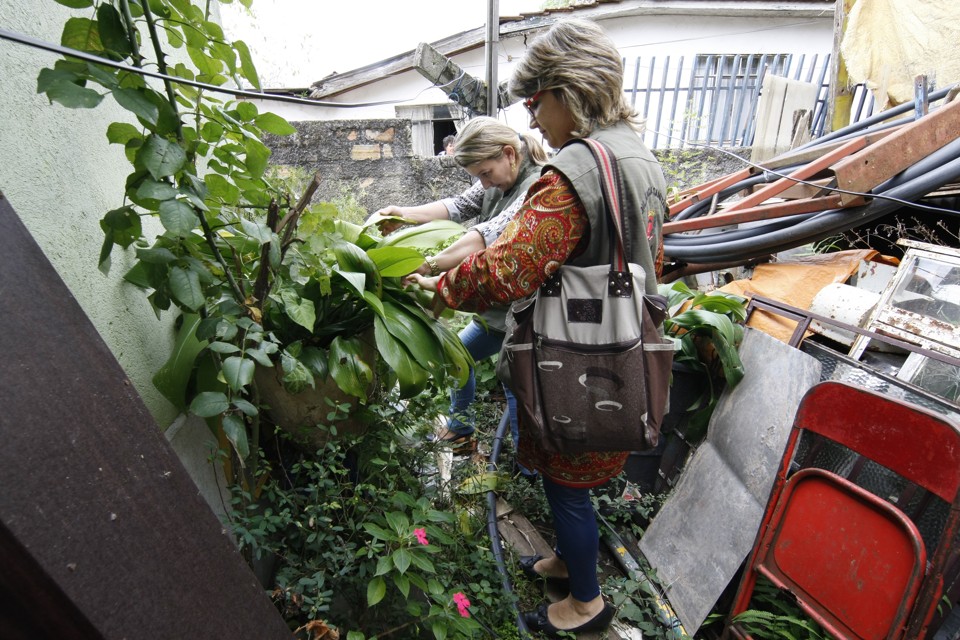 Em Curitiba, equipes da prefeitura fazem trabalho de alerta aos moradores sobre os riscos da dengue. | Aniele Nascimento/Arquivo/Gazeta do Povo