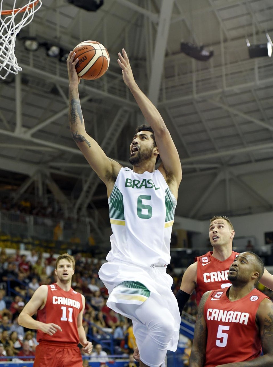 O pivô Augusto Lima (6) marcando para o Brasil. | John David Mercer/USA Today Sports