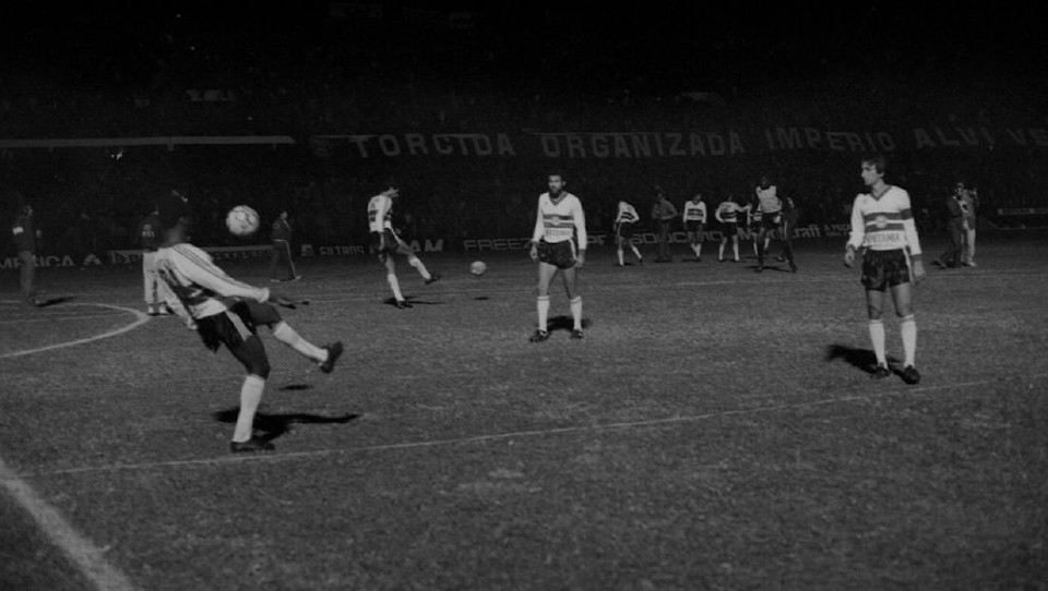 Jogadores do Coritiba batem bola à espera da volta da energia elétrica no Alto da Glória. | Rubens Vandressen/Gazeta do Povo