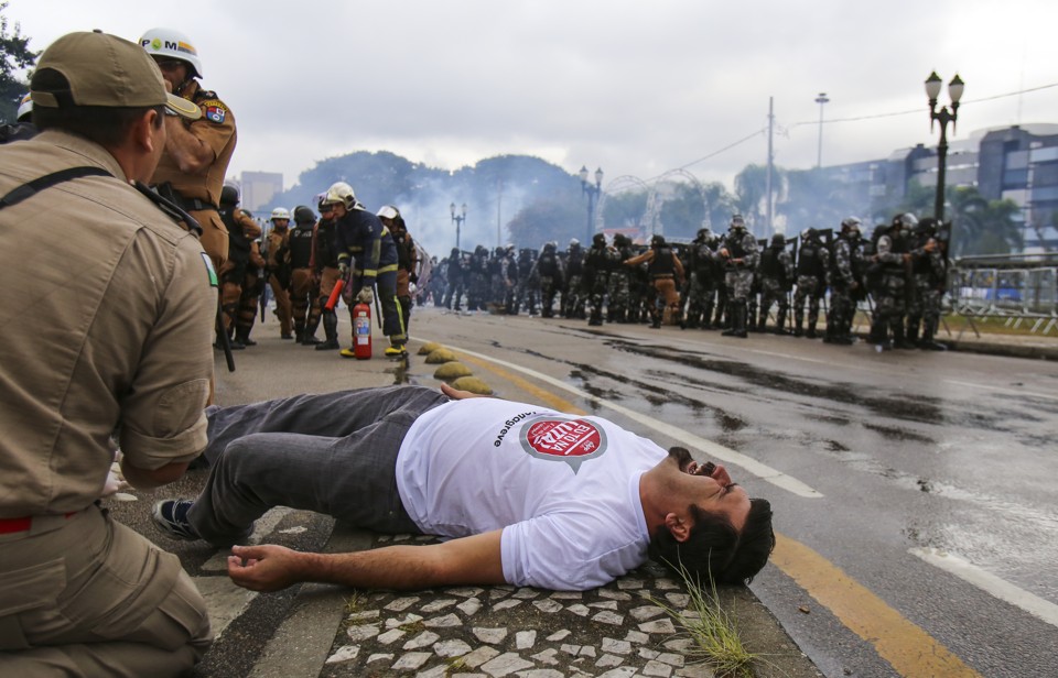 Em  29 de abril, a PM reprimiu com violência uma manifestação de professores no Centro Cívico. | Daniel Castellano/Gazeta do Povo
