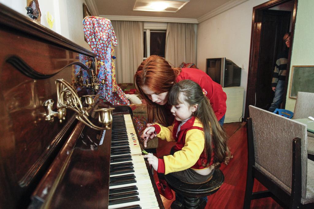 Hanna e a filha Gabriela. Mãe ganhou na Justiça custeio de tratamento para a menina: esperança. | Daniel Castellano/Gazeta do Povo