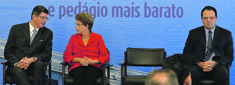 Levy, Dilma e Barbosa: área econômica estuda criar uma banda de flutuação para o objetivo fiscal, de 0,6% a 1,6% do PIB. | Antonio Cruz/Agência Brasil