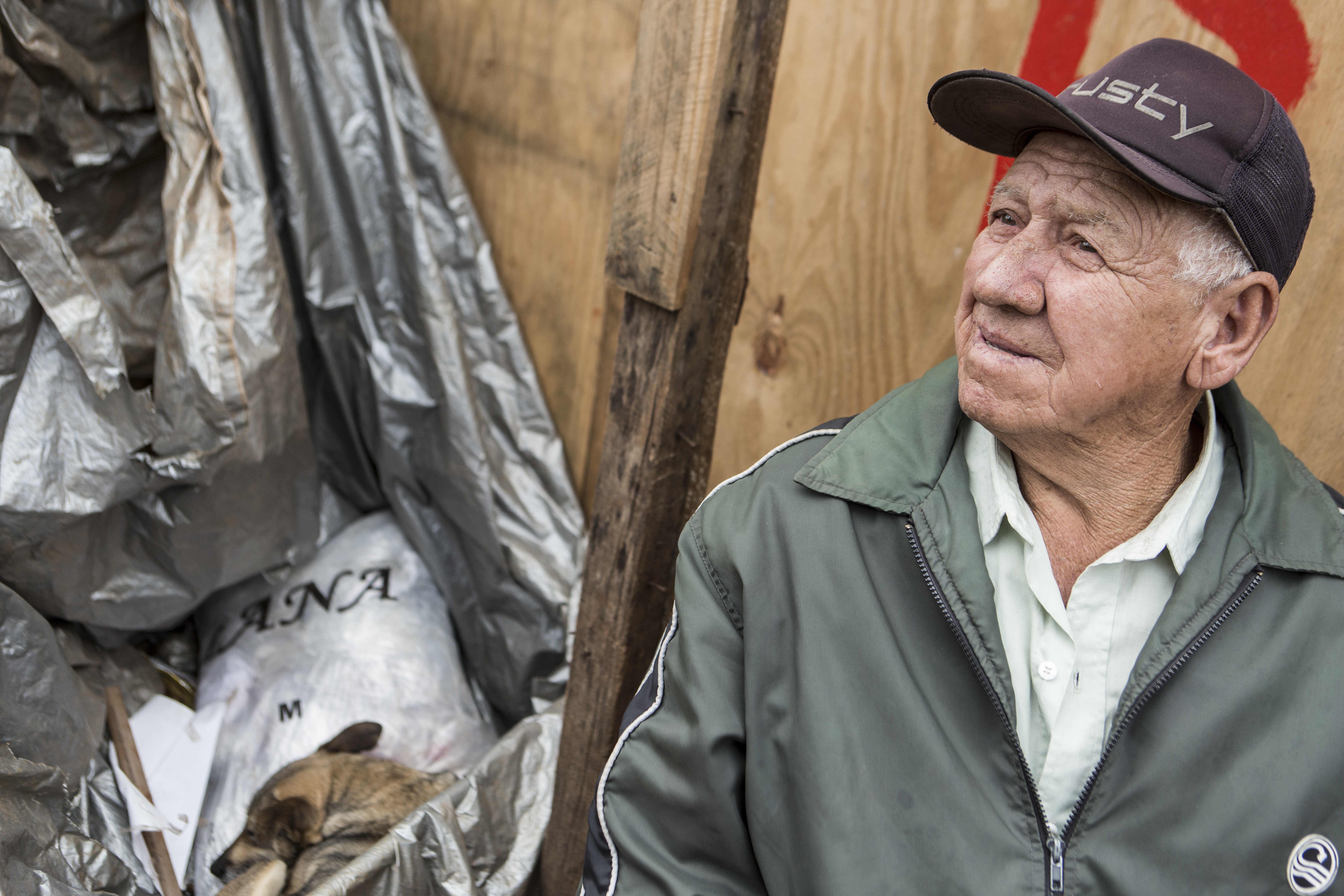 O aposentado Osmar Ferreira : venda de alho para complementar a renda. | Marcelo Andrade/Gazeta do Povo