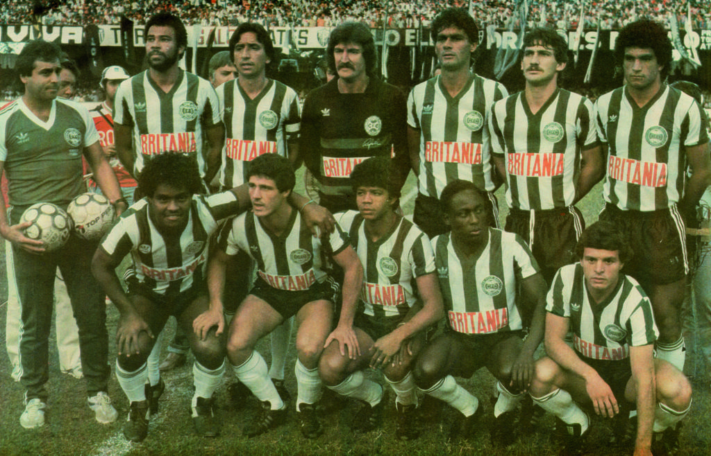 No Mineirão lotado, o Coritiba minutos antes de fazer história: Gomes, Almir, Rafael, Heraldo, André e Dida; Lela, Marildo, Índio, Toby e Edson.
