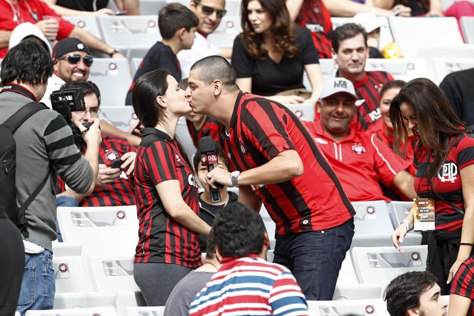 Vinicius Maia pediu Jhenifer Gauze em casamento durante jogo do Atlético na Arena. | Antônio More/Gazeta do Povo
