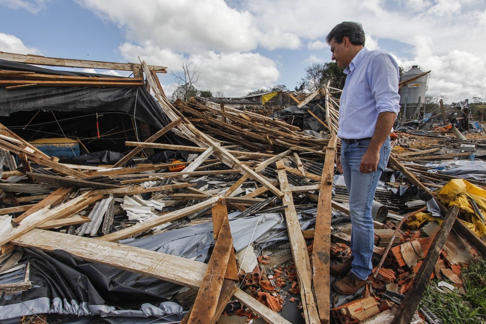 Governador Beto Richa visitou na quinta-feira (16) a cidade de Francisco Beltrão, atingida por um tornado na segunda-feira (13) à noite. | Pedro Ribas/ANPr