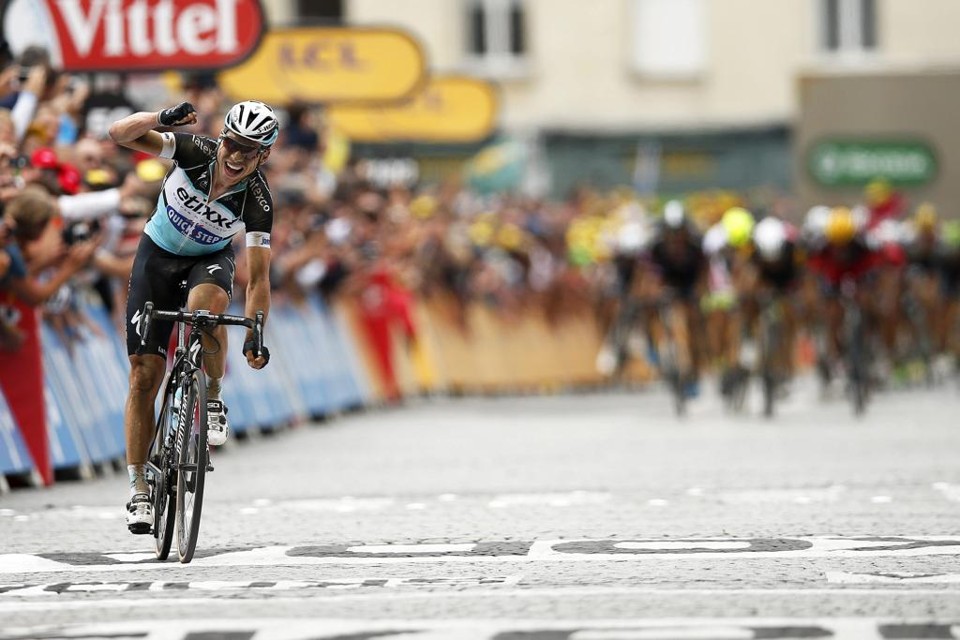 Alemão Tony Martin vence etapa e assume liderança do Tour de France Tony Martin desgarrou do pelotão nos últimos quilômetros e venceu com certa folga na chegada ao território francês. | Yoan Valat/EFE
