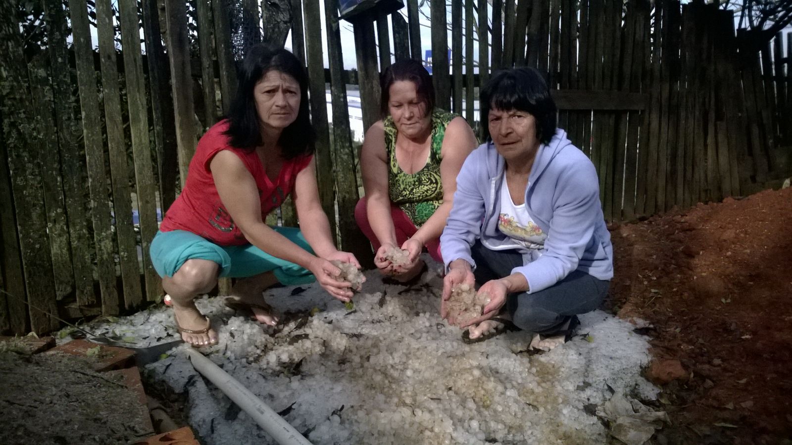 Em São José dos Pinhais, moradores começam a recuperar as casas atingidas pelo granizo na madrugada de segunda-feira (13) | Aniele Nascimento/Gazeta do Povo