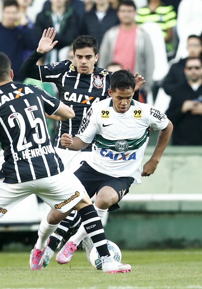 Evandro abre espaço entre os marcadores corintianos. | Hugo Harada/Gazeta do Povo