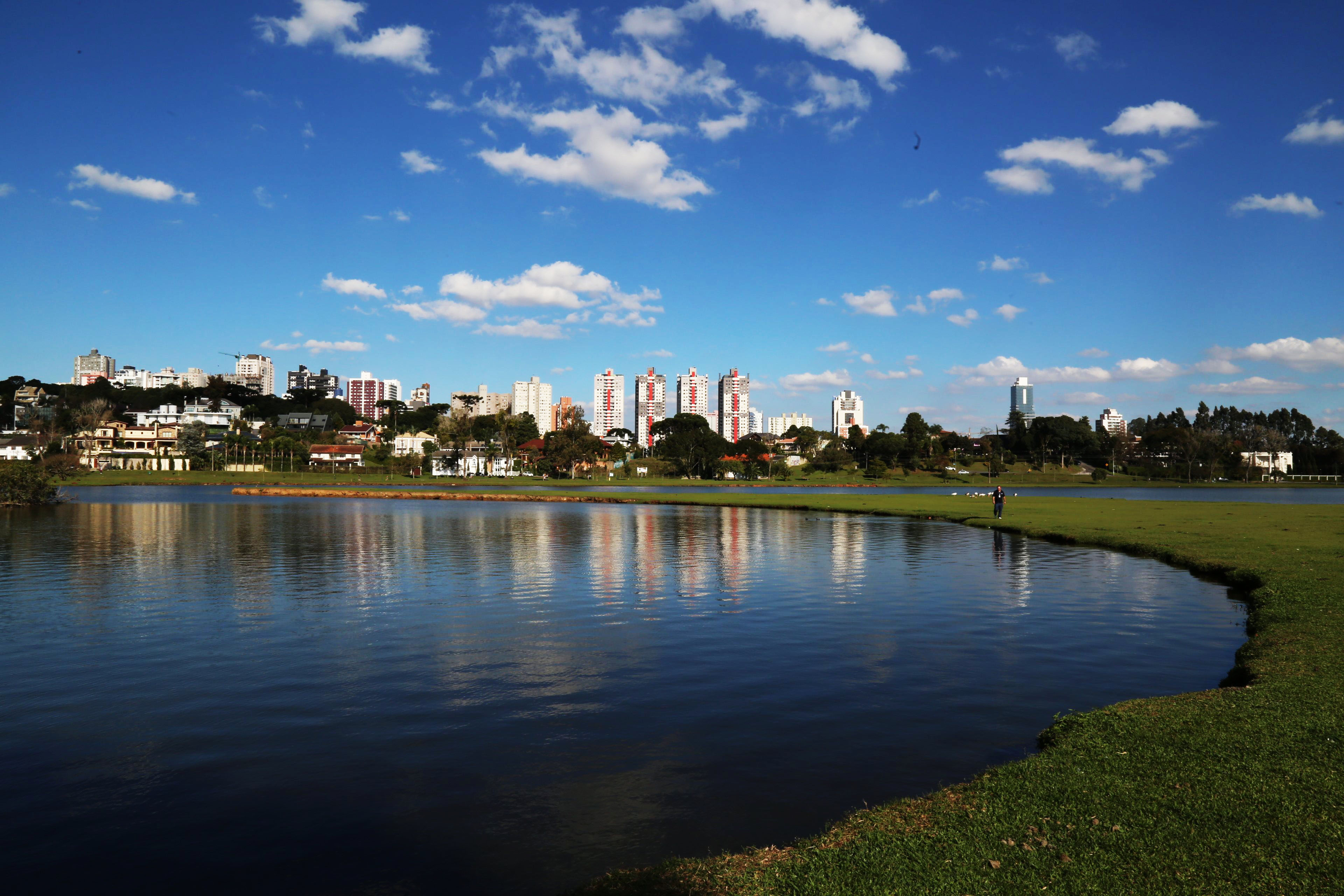 Fenômeno El Niño deixou o mês de junho mais quente em 2015: em Curitiba, houve até veranico. Na foto, o Parque Barigui, no início de junho. | Ivonaldo Alexandre/Gazeta do Povo