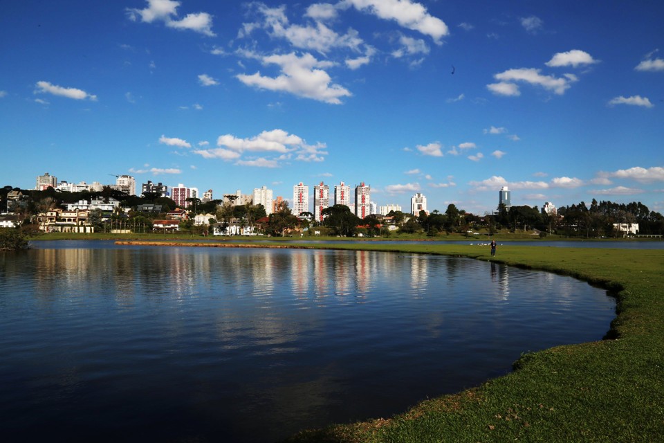 Fenômeno El Niño deixou o mês de junho mais quente em 2015: em Curitiba, houve até veranico. Na foto, o Parque Barigui, no início de junho. | Ivonaldo Alexandre/Gazeta do Povo