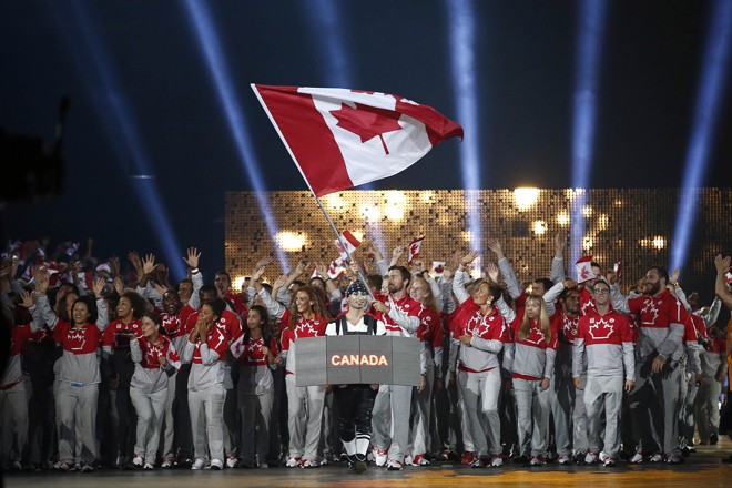 Atletas canadenses acenam para sua torcida durante a abertura do Pan. | Rob Schumacher/USA Today Sports