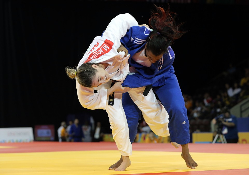 De branco, Mayra ficou com a prata depois da luta contra Kayla Harrison | Matt Detrich/USA Today Sports
