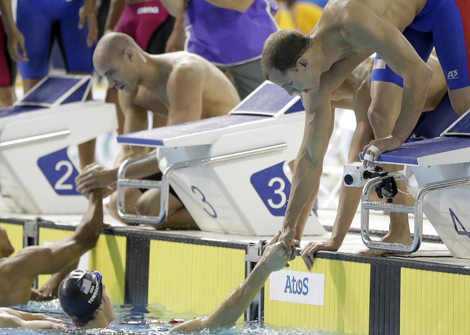 Darian Townsend (fora da piscina) competiu com uma atadura presa a dois dedos da mão esquerda, o que resultou na desclassificação | Erich Schlegel/USA Today Sports
