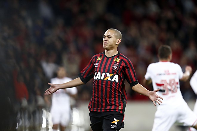 No segundo tempo, Marcos Guilherme ampliou o placar | Foto: Albari Rosa/Gazeta do Povo