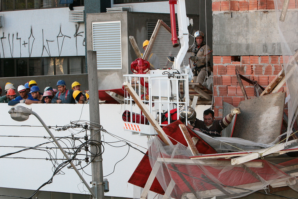 Flagrante de atendimento a operário no momento em que ele sofreu um acidentes de trabalho. | Lineu Filho/Tribuna do Paraná