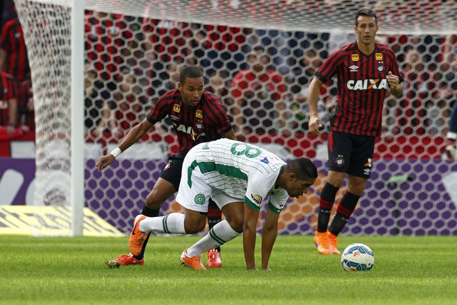 Hernani na marcação da Chapecoense. | Antônio More/Gazeta do Povo