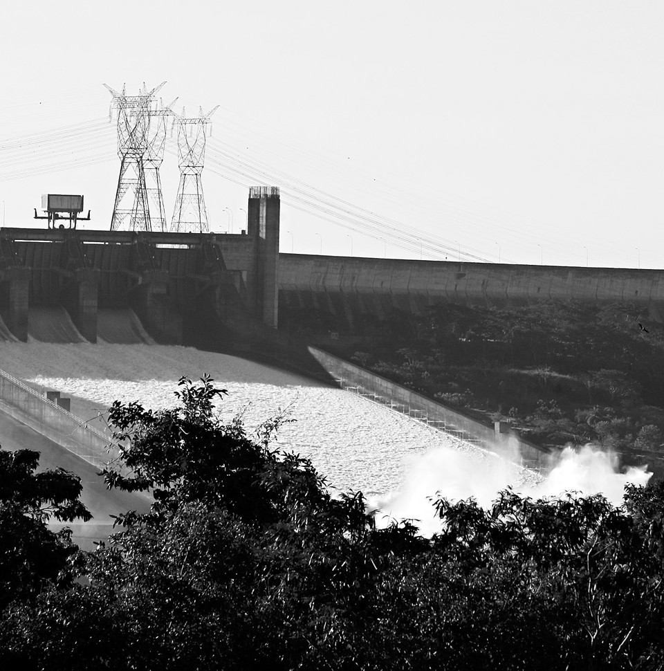 Vertedouro da usina de Itaipu: hidrelétrica nunca havia sido fiscalizada por ser binacional. Mas TCU decidiu fiscalizá-la neste ano. | Christian Rizzi/ Gazeta do Povo//Arquivo